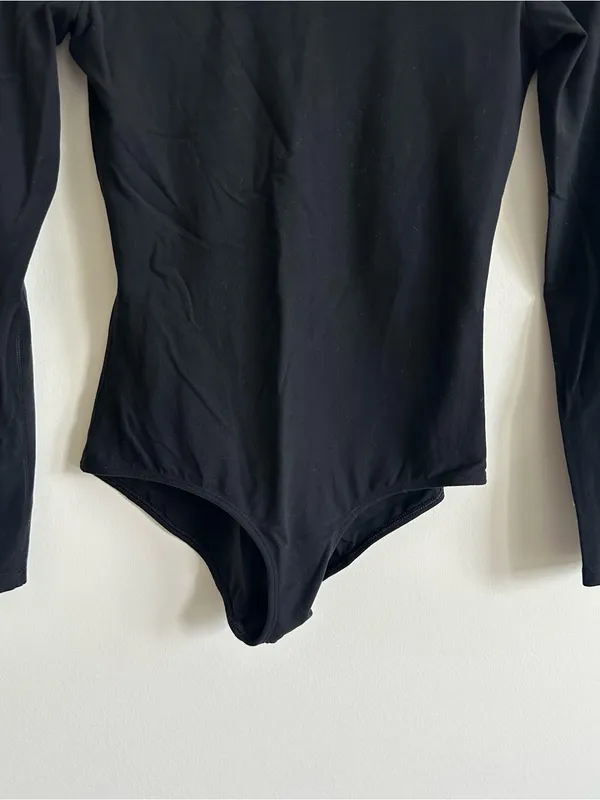 Aritzia TNA Women's Black Long-Sleeve Scoop Neck Bodysuit - Image 2