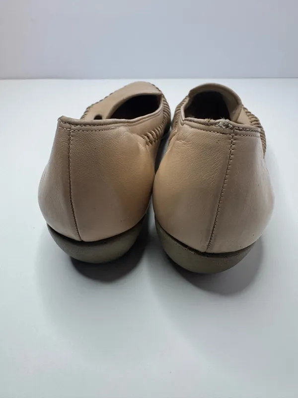 Naturalizer Light Beige Soft Loafers Size 8  - Image 5