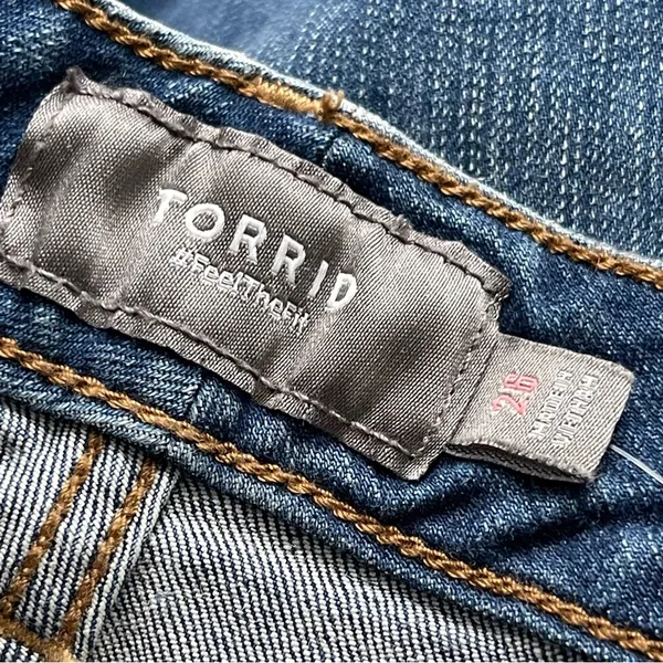 Torrid 3.5 Inch Vintage Stretch Mid-Rise Shorts Women’s Plus Size 26 Distressed - Image 8