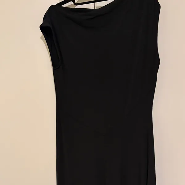 Midi Black Cocktail Elegant Black One-Shoulder Evening Dress with Gold Accent - Image 5
