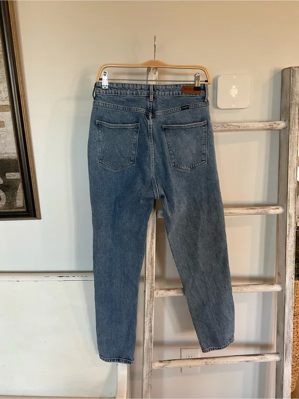 Wrangler Highrise Mom Jeans Size 10/30 Medium Wash 12” Rise 27” Inseam EUC - Image 2