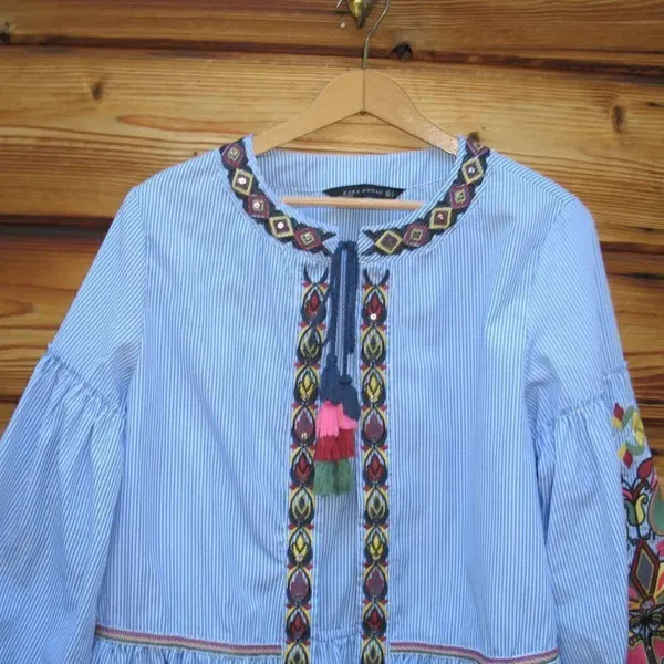 NWOT Blue White Embroidered Top - Image 7