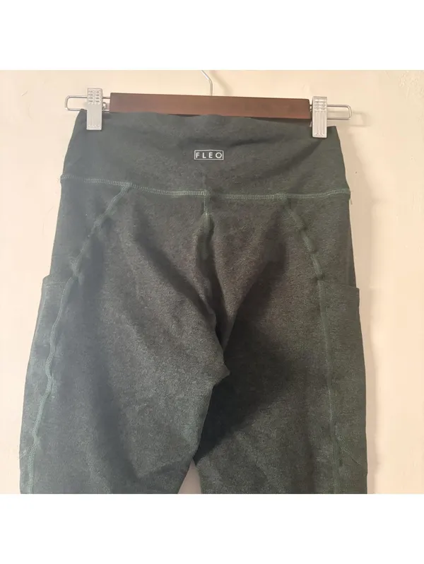 FLEO Dark Green High-Waisted Leggings with Side Pockets - Size Small - Image 5