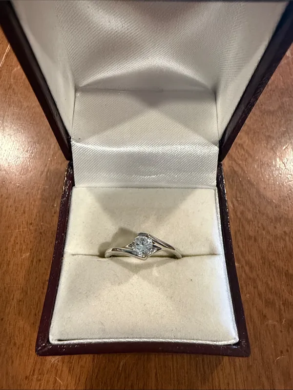 Sterling-Inspired Silver Twist Ring with Clear Center Stone Size 6 3/4 - Image 2