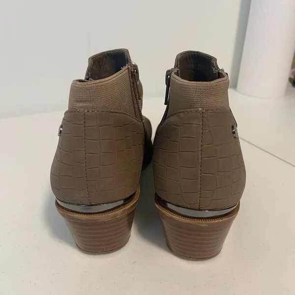 Vera Wang Simply Vera women’s tan brown faux‎ leather block heel ankle boots 7.5 - Image 3