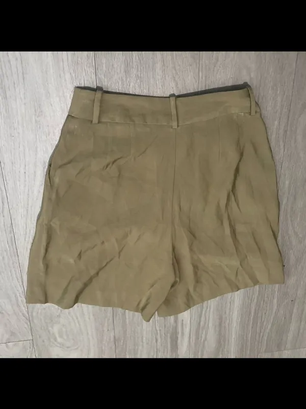 Zara Olive High-Waist Pleated Women's Shorts - Image 3