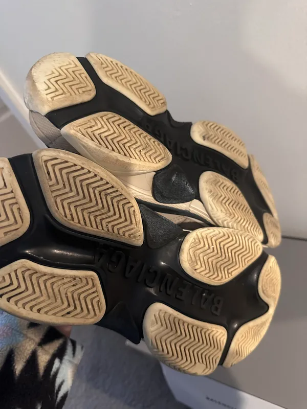 Balenciaga 100% Authentic  Triple S Sneakers - Image 4