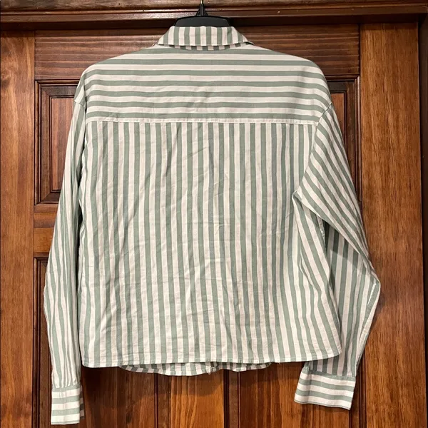 Abercrombie & Fitch cropped Green and White Striped Shirt - Image 4