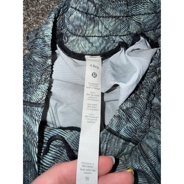 Lululemon Hotty Hot Shorts Womens 4 Teal‎ Grey Wavy Print Excellent Running Gym - Image 4