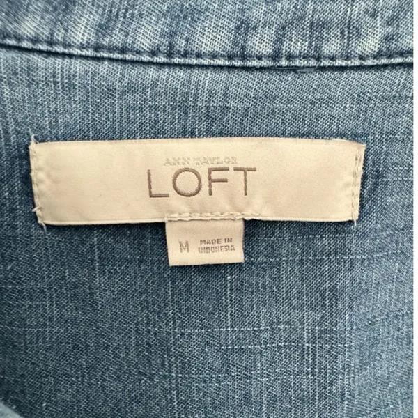 Ann Taylor LOFT Women’s Size M Blue Chambray Denim Button Down Shirt Collared To - Image 4