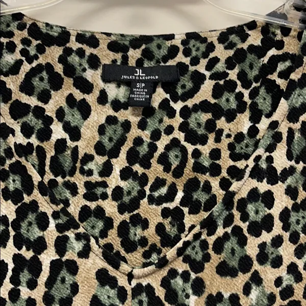 NWOT Jules & Leopold tan with green & black leopard spots the neck top - Image 2