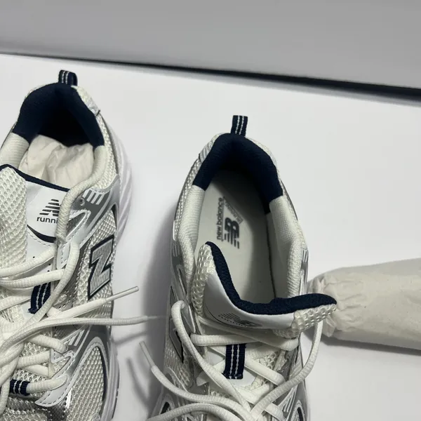 New Balance women’s sneakers in white and navy. Clean and stylish design with a comfortable cushioned insole and lace-up closure. Made in Vietnam. Size 9 US (40.5 EU / 25.5 CM). Great for everyday wear, walking, or casual outfits. Excellent condition - Image 5