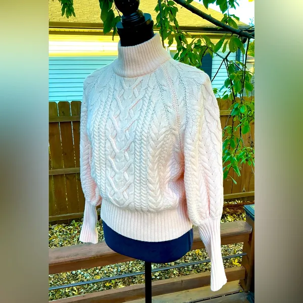 Nice  BCBG MAXAZRIA sweater 🍑🍑 - Image 2