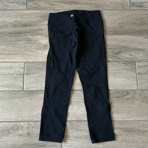 Lululemon mesh insert Capri leggings - Image 3