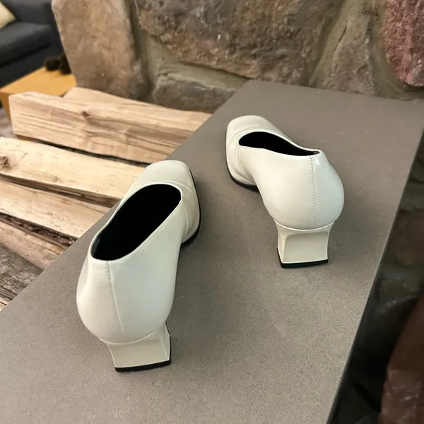 Heels Chic Cream Women's Heels 7 1/2 M like new no flaws found Clean! - Image 4
