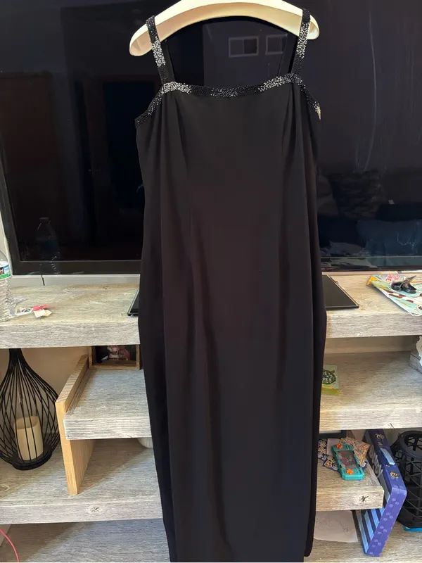 Classic Black Sleeveless Wedding Gown with Sparkle Trim - Image 4