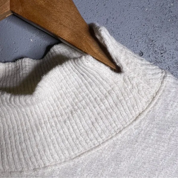 Free People Casey Tunic Sweater im Ivory. size Small. - Image 11