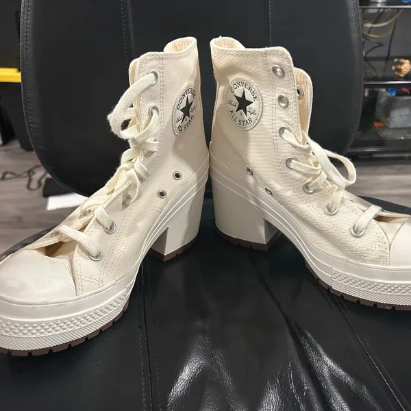 Converse Chuck 70 De Luxe Heel High-Top Sneakers small smudge in front NWOT - Image 5