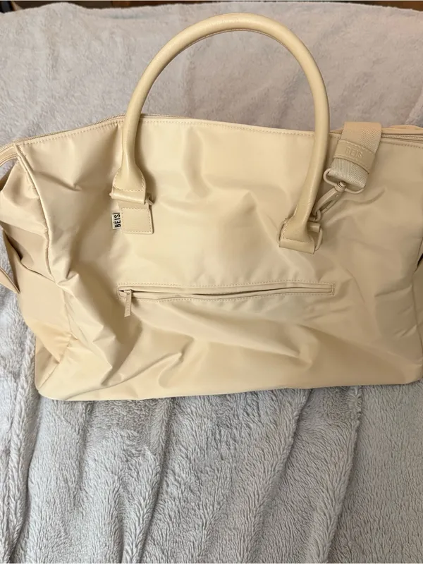 Beis Commuter Duffle in Beige - Image 2