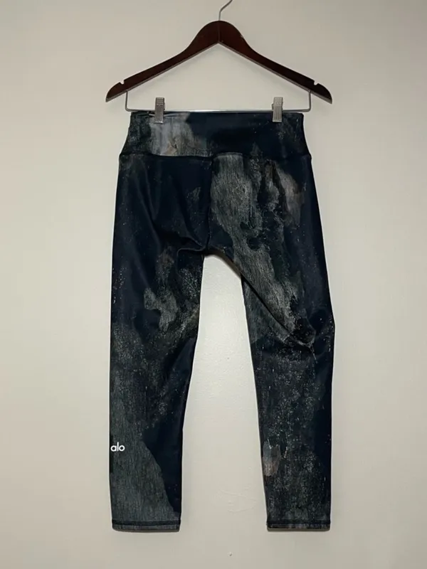 Alo Airbrush Cropped Leggings - Image 6