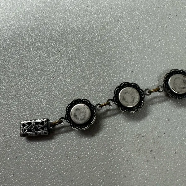Vintage Silver Tone Rhinestone Flower Bracelet Delicate 90s Estate Jewelry - Image 9