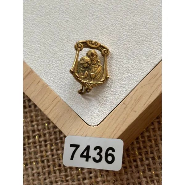 Vintage First Communion Souvenir Pin Jesus & Child Gold-Tone Metal Religious Bro - Image 4