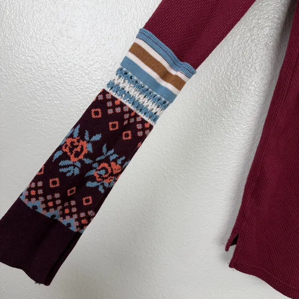 We The Free Top Womens Medium Burgundy Thermal V-Neck Floral Sleeve Long Sleeve - Image 6