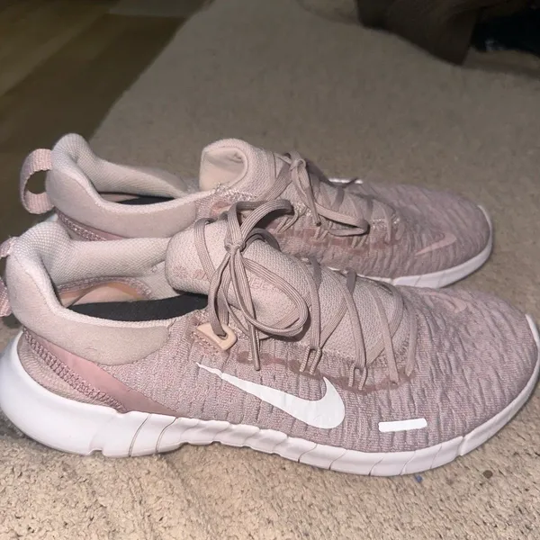 Nike pink shoes - Image 2