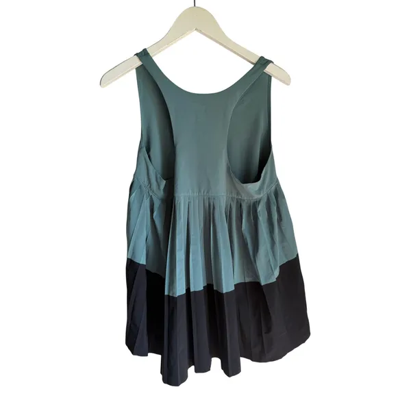 Athleta Women's Green Colorblock Swing Tank Top Medium Sleeveless Travel Hiking - Image 4