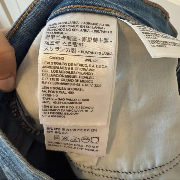 Levi’s Lightwash Bow Hem Jeans Size 6 or 28” - Image 10