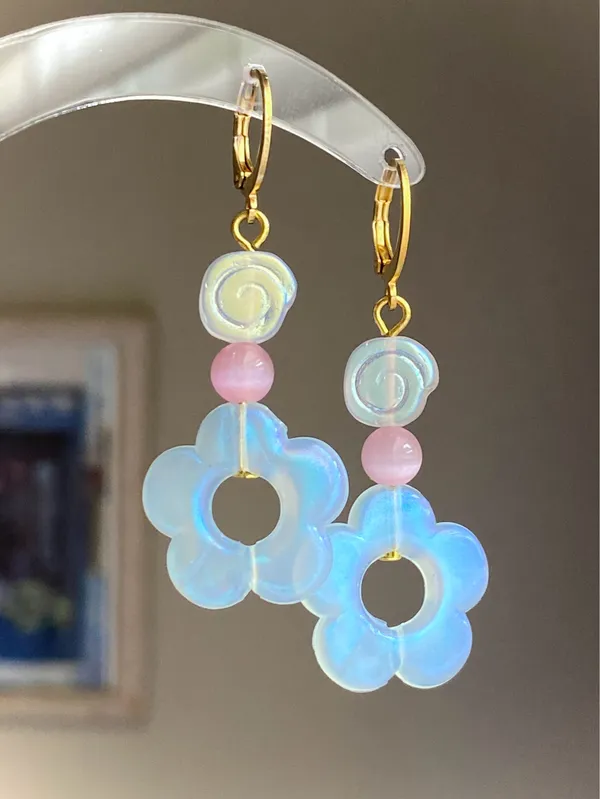 Handmade cute flower & Czech glass swirl beads dangle earrings 💐🌀🩵 - Image 2