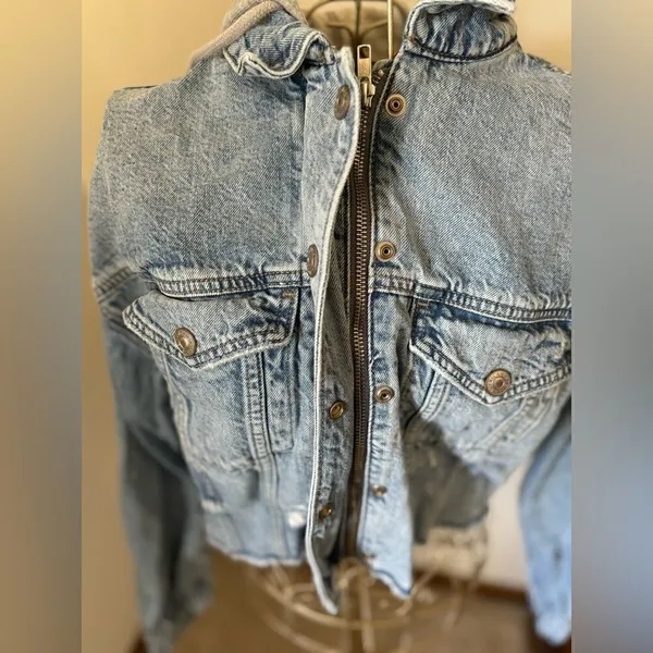 American Eagle Cropped Hooded Denim Jacket Distressed Raw Hem XS Light Wash - Image 8