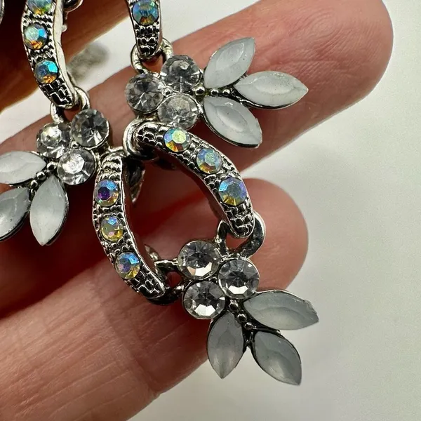 Silver tone rhinestone flower necklace Silver - Image 9