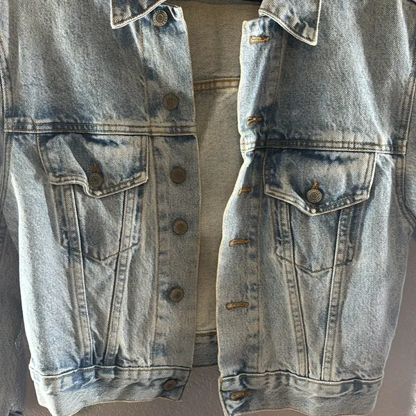 Brandy Melville John Galt Cropped Denim Jacket - Image 4