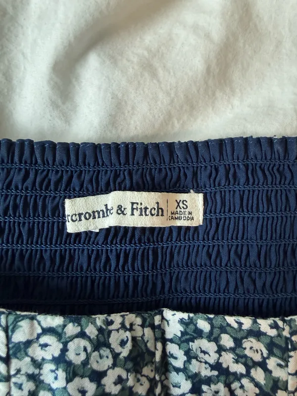 Abercrombie Floral Navy Puff Sleeve Top - Image 2
