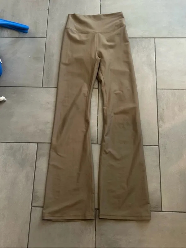 A&F Your Personal Best Sculptlux Flare Leggings | Taupe - Image 2