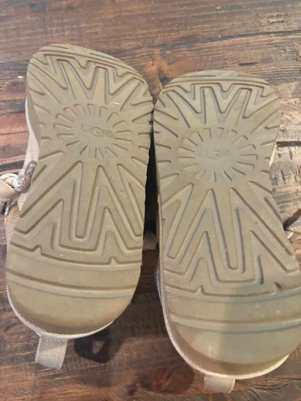 UGG size 9 like new condition - Image 8