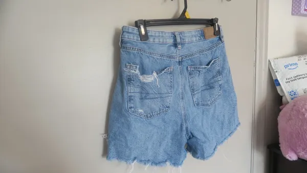 American Eagle Outfitters baggy mom short shorts ripped in light wash blue size 4. - Image 11