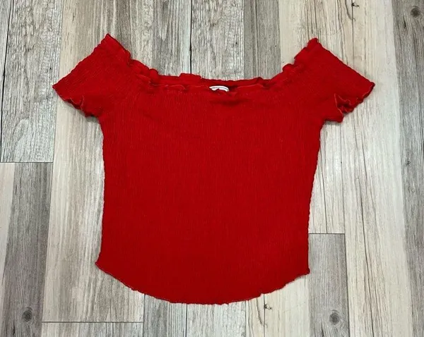 - abercrombie and fitch red ruched crop top short sleeve size Medium - Image 4