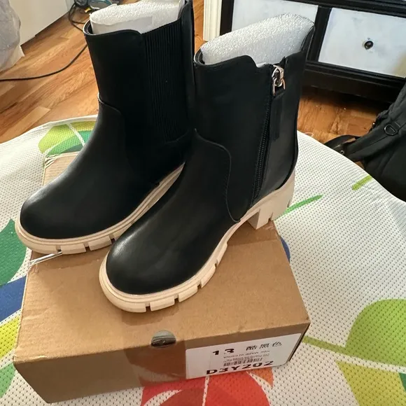 Black boots girls grunge style cute casual white soles size 13 - Image 2