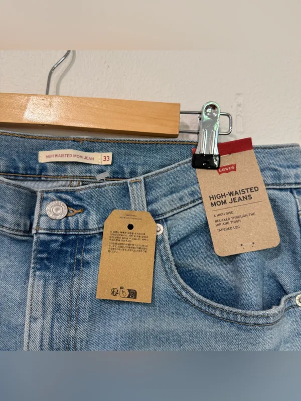 Levi’s High Waisted Tapered Leg Mom Jean 33 - Image 4