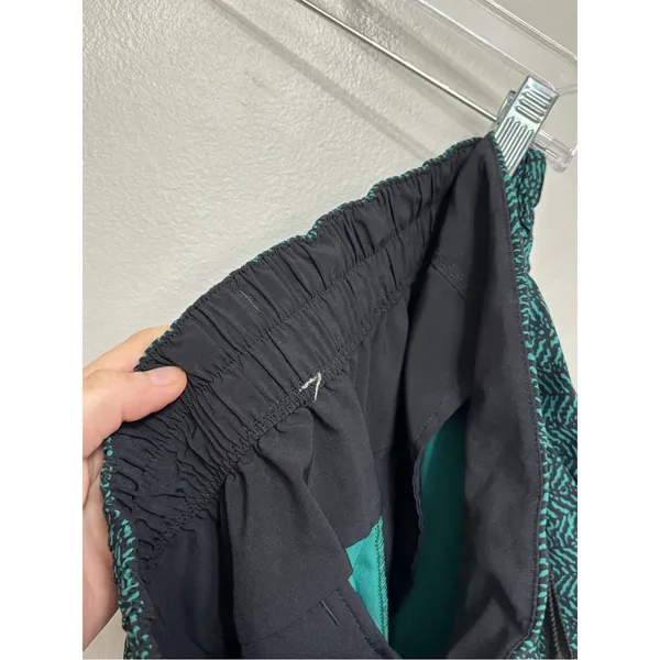 Lululemon Spring Break Away Shorts II in Hunter Green Mini Trax - Size 6 - Image 7
