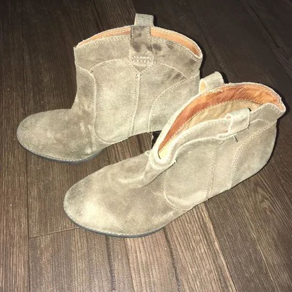 Clarks brown suede leather upper heeled ankle  booties - Image 4