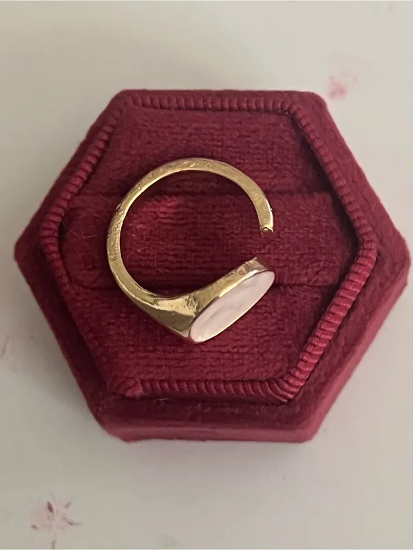 Gold Ring with White Mother-of-Pearl Oval Stone Size 6 - Image 4