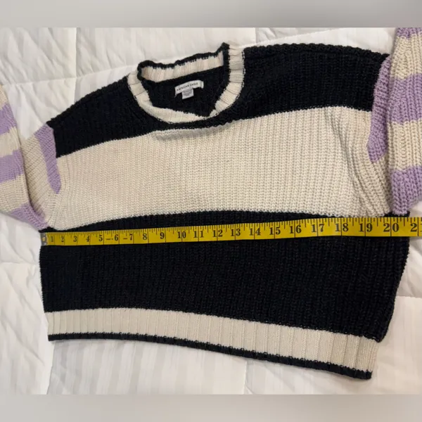 American Eagle Outfitters Black and Cream Lilac Knit Cropped Sweater - Image 4