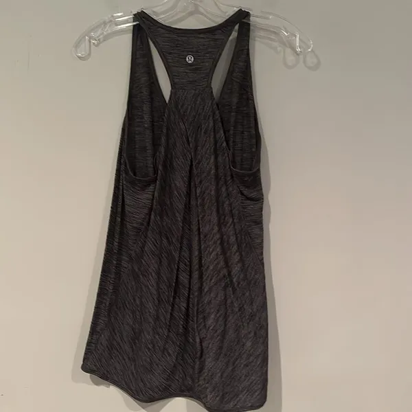 Lululemon Women's Gray Tank‎ Top Halter Back Size Small - Image 4