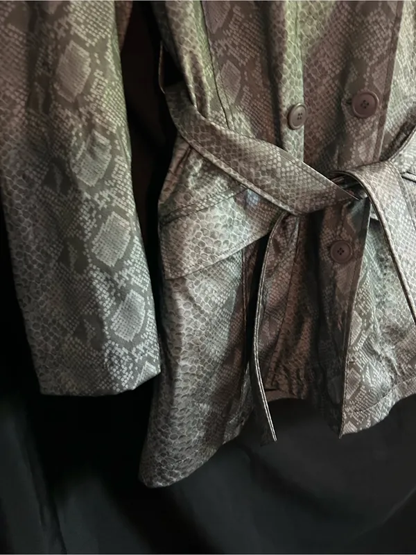 Colebrook & CO. Women’s Metallic Gray Snake-Print Lightweight Trench Coat MD - Image 6