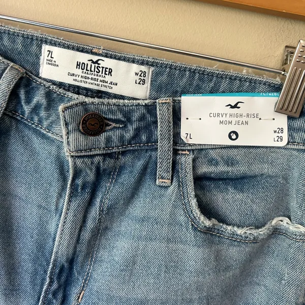 NWT Hollister curvy high rise mom jeans - Image 2