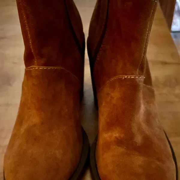 Steve Madden brown suede 3 inch heels never worn - Image 2