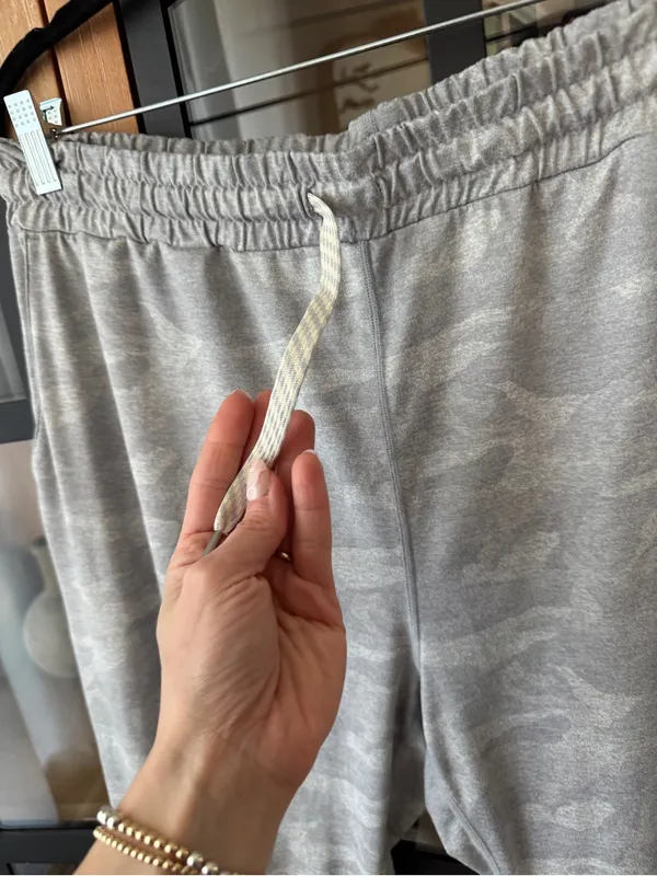 Vuori Performance Joggers Pale Gray Heathered Camo sweatpants high rise - Image 6